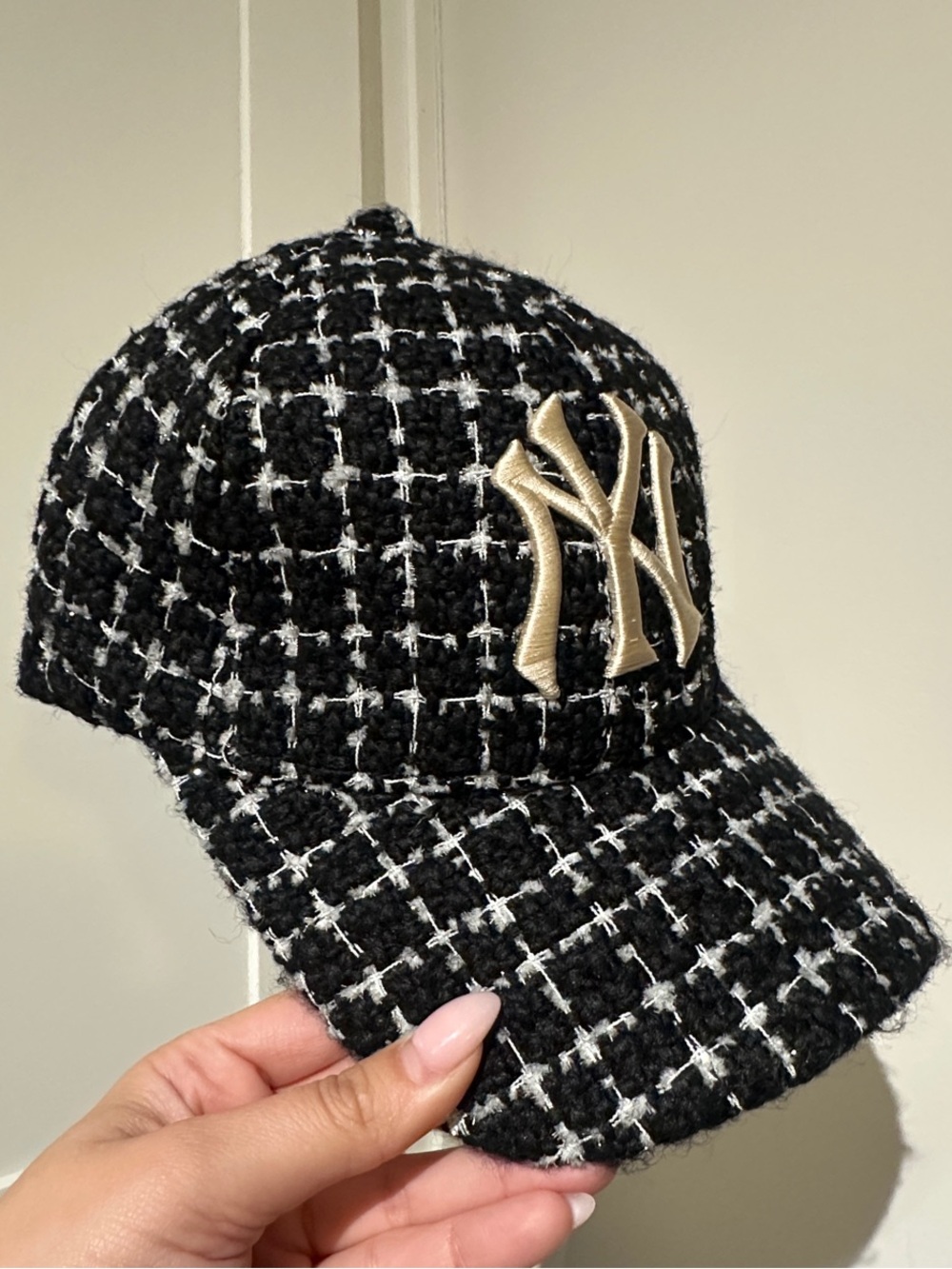 New York Yankees Tweed Wool Baseball Cap in Black & White with Beige Logo - Picture 2 of 4